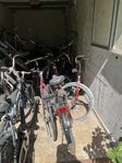 Cyklar från polisens uppsamlingsplattser