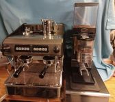 Espressomaskin med kvarn och sumplåda.