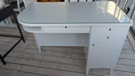 Skrivbord och trådbackar