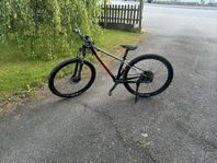 Säljer en ny servad cykel av märket 