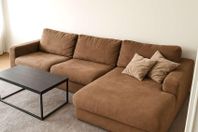 Beige/brun soffa med rymlig divan