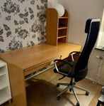 skrivbord med kontorsstol 