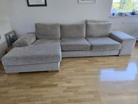 Stor och bekväm hörnsoffa med divan – grå tygsoffa