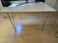 Stilrent vitt bord med metallben – minimalistisk design
