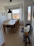 bord och stolar, soffa, säng, mattor och lampa