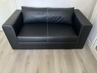 svart skinn soffa 