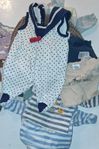 Olika paket med babykläder