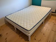 Säng och madrass 140x200 bortskänkes