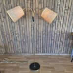 1 retro golvlampa i mässing, 1900-tal, 145 cm hög