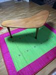 Bumerangformat bord i teak