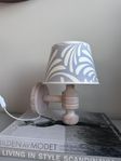 Vintage vägglampa i vitlaserad furu & mönstrad lampskärm 