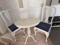 Ovalt pelarbord och 2 stolar