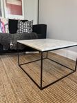 Sidobord från Posh Living – Carrara marmor & svart metall