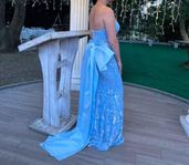 Elegant blå spetsklänning med rosett