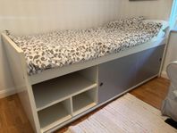Ikea enkelsäng med mycket förvaringsutrymme 
