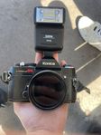Konica autoreflex t4 med supak blixt och hexanon 50 mm F1.7