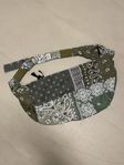Oanvänd Kapital Bandana Axel Slingbag Väska 