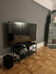 TCL 65 tum 4K tv med Samsung soundbar och högtalare