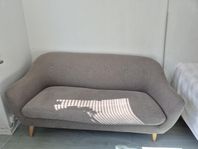 beige tvåsitts soffa 