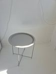 Litet beige plåtbord
