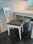 Vitt köksbord m klaffar + stolar