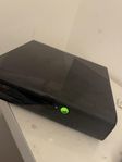 XBOX 360 med fjärrkontroll och med 14 olika spel
