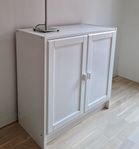 Litet Ikea-skåp med 2 hyllplan.