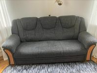Soffa, 2 fåtöljer och soffbord.