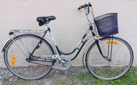 3 Växlad Cykel Svalan med hand o fotbroms + korg  - 28 tum