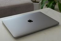 MacBook Pro  13.3” / M1 / 16 GB / 512 GB