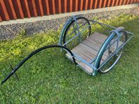 Äldre charmig cykelkärra