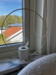 Vit fönsterlampa med gloria i guld