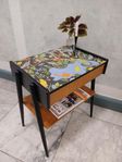 Retro sängbord/sidobord teak, Josef Frank Paradiset tapet