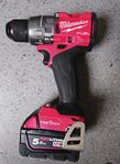 milwaukee skruvdragare m18 fuel med batteri