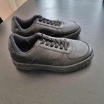 Spite, Svarta Sneakers stl 33 innermått 20,6