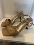 Beigea sandaletter i stl 37