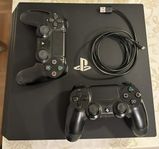 PS4 Pro + GTA 5 + 2 kontroller – Bra skick – 1TB
