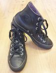 Svarta Converse i äkta läder. Fint skick. Stl. 39. Dam/her