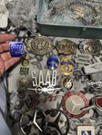 olika emblem, Saab, Mercedes mm