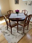 Bord + fyra stolar i gustaviansk stil, serie Axet