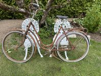 Rostig cykel - som trädgårdsdekoration?