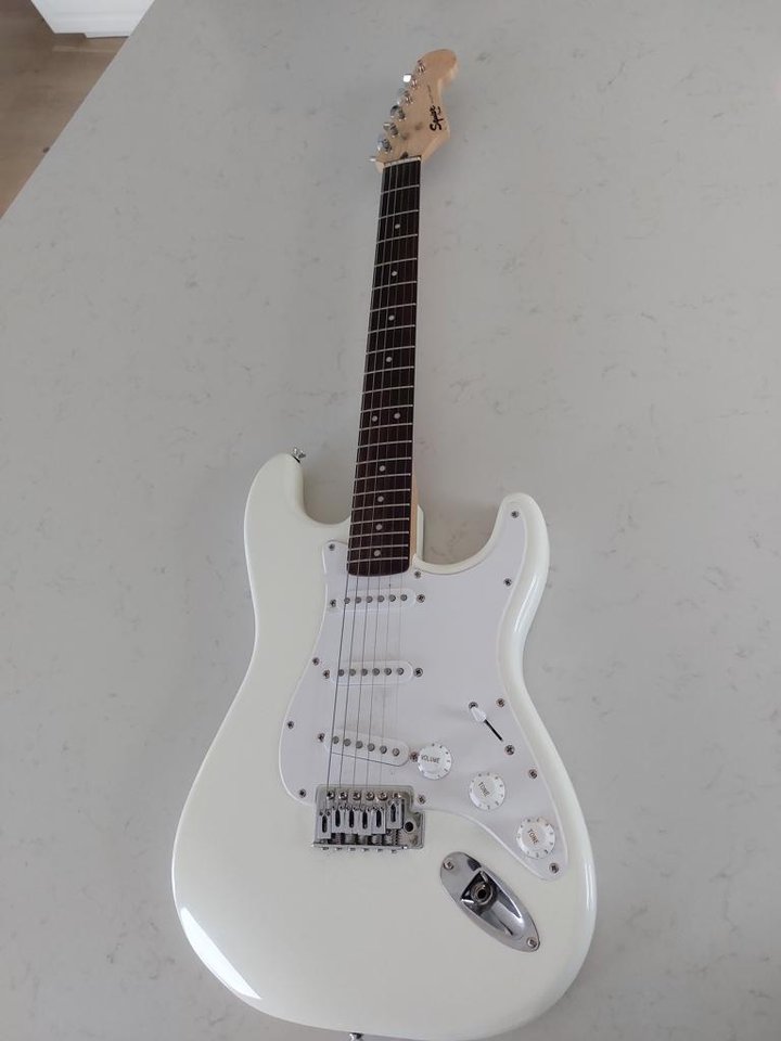 Squier by Fender Stratocaster...