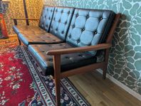 nyfixad soffa i teak 80-tal. Går att plocka isär i delar.