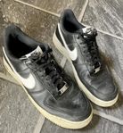 Nike air force 1 - svarta stl 42,5