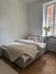 Förvaringssäng med sänggavel grå 160 cm