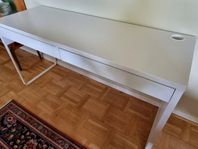 Micke skrivbord 
