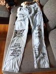 jeans med text fram stl M/L