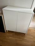 Vitt IKEA Eket skåp med ben