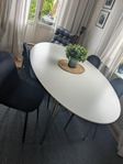 Matbord + 4 klädda stolar
