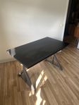 Skrivbord och gamingstol